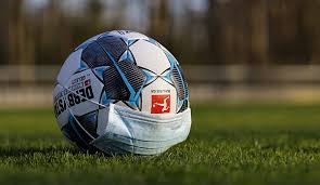 Maskierter Fußball